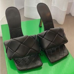 NWT BOTTEGA VENETA BLACK LIDO SANDAL SIZE 37